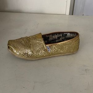 Toms girls’ classic Gold Glitter shoes; sz 5; excellent condition.